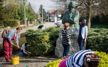 Idén is szorgos kezek dolgoztak a szép környezetért a Bory téren és környékén