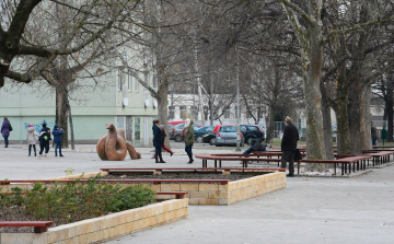 VÉGIG MEGÚJULT A SALÉTROM UTCAI SÉTÁNY ÉS AZ INTÉZMÉNYEK ELŐTTI TÉR