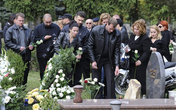 Rendőrgázolás – Felavatták Kenéz Imre díszsírhelyét Szegeden