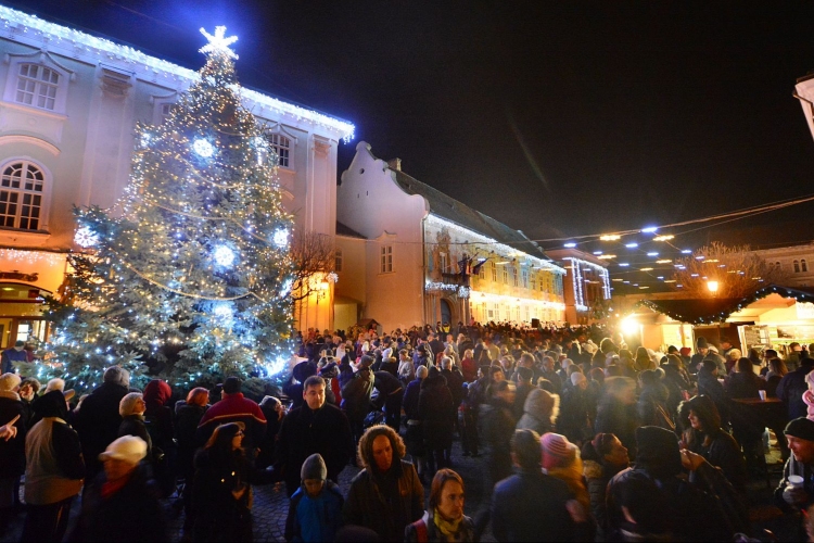 Felgyúltak a karácsonyi fények Székesfehérvár Belvárosában