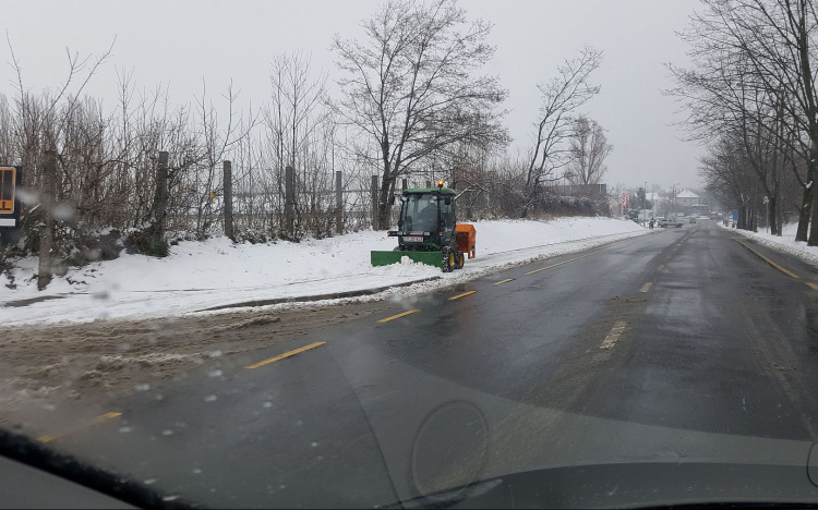 Az utakat, a járdákat és a buszmegállókat is takarítják már Fehérváron