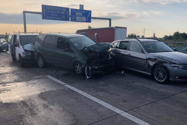 Embercsempészek karamboloztak az M0-son