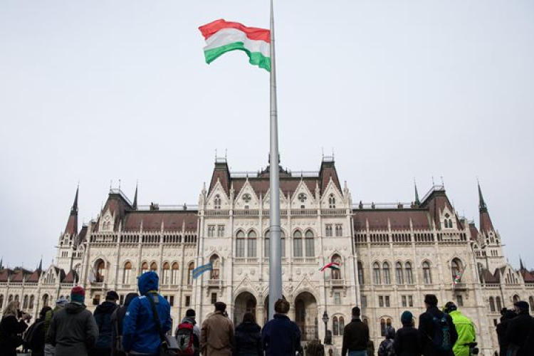 Felvonták a nemzeti lobogót az Országház előtt
