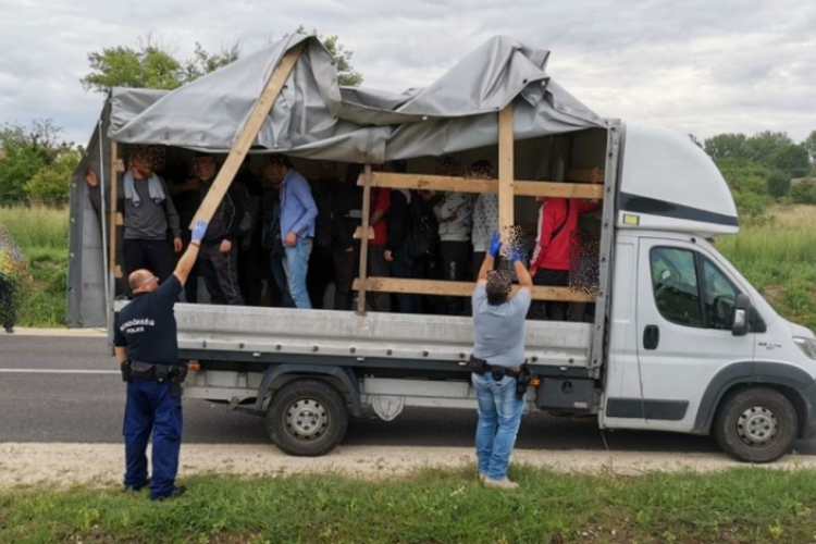 Huszonhárom határsértőt találtak egy teherautóban Röjtökmuzsajnál