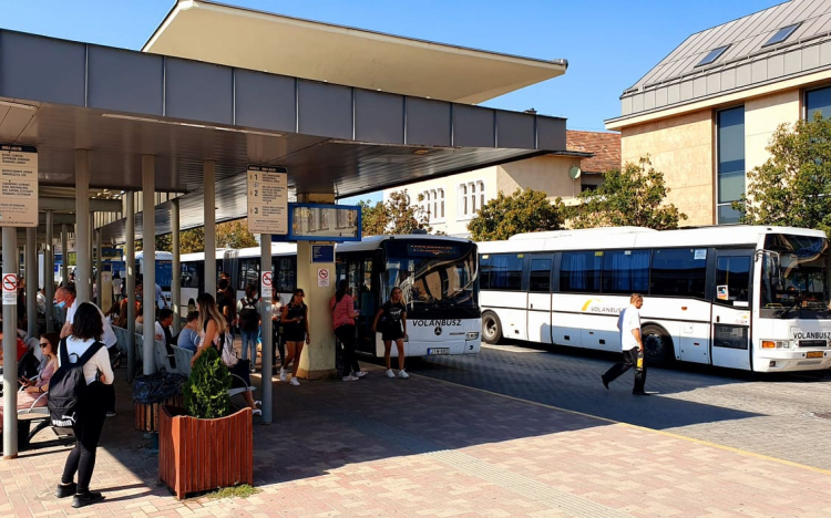 Elrendelték a letartóztatást - négyen raboltak ki egy férfit a buszpályaudvarnál