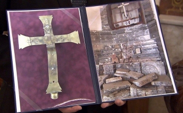 Egy lerombolt iraki templom keresztjét kapta ajándékba a fehérvári püspök