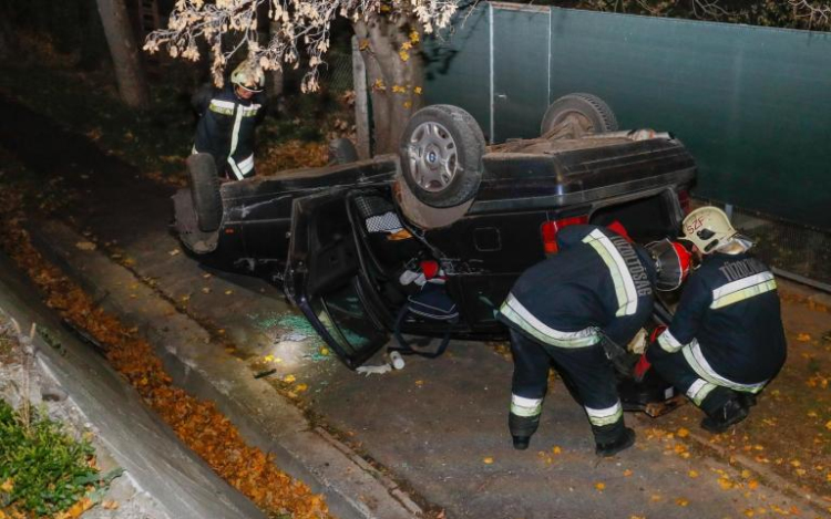 A JÁRDÁN, A TETEJÉRE BORULVA ÁLLT MEG EGY AUTÓ A BUDAI ÚTON