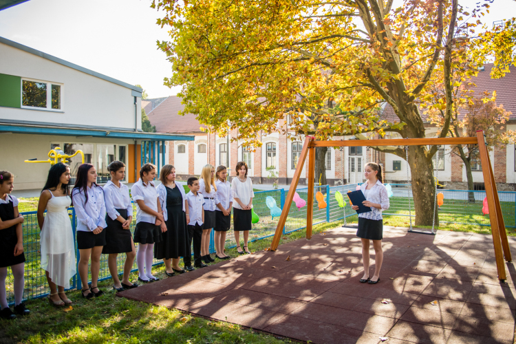 Új játszóteret avattak a Tüzér utcai Gyermekvédelmi Központ udvarán