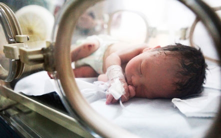 Elhagyhatta a kórházat a csőbe szorult kínai csecsemő