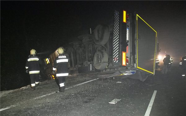 Két kamion ütközött a 4-es főúton Abony határában