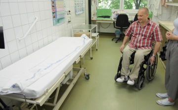 Speciális vizsgálóágy mozgássérülteknek a Szent György Kórház traumatológiáján