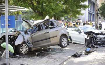 Buszmegállóba csapódott egy autó Budapesten - egy ember meghalt, többen megsérültek 