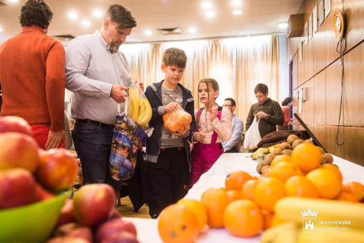 A Gyermekvédelmi Központot támogatta fellépésével a Zenede Bábszínház
