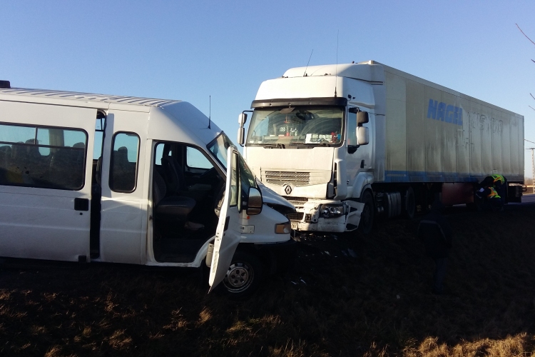 Kamion és kisbusz ütközött - Tizenöten sérültek meg Biharkeresztesnél