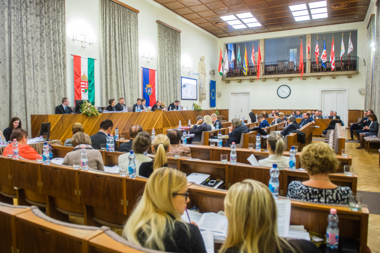 ÚTFELÚJÍTÁSOK, ÜZLETI TERVEK, USZODAFEJLESZTÉS AZ ÉV UTOLSÓ KÖZGYŰLÉSÉN