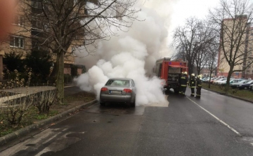 Kiégett egy autó motortere Székesfehérváron, a József Attila utcában