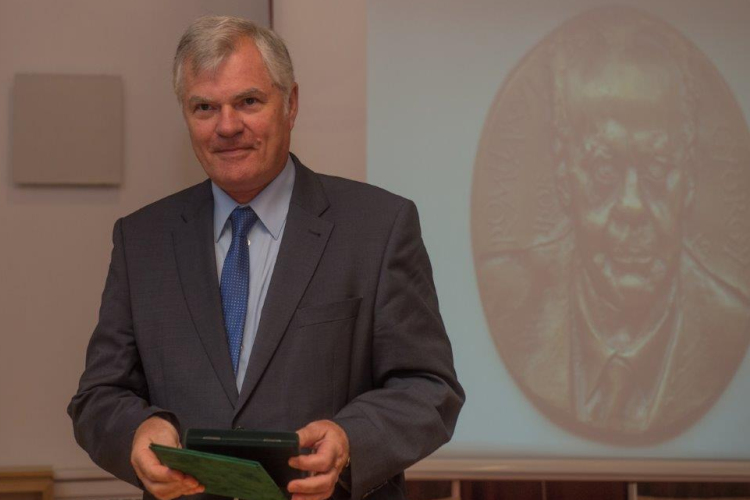 Dr. Simon Gábor vehette át az idei Romhányi Díjat