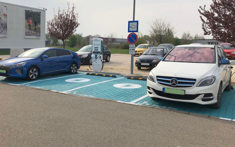 Üzembe helyezték az NKM e-töltőit Székesfehérváron a Dechatlon parkolójában