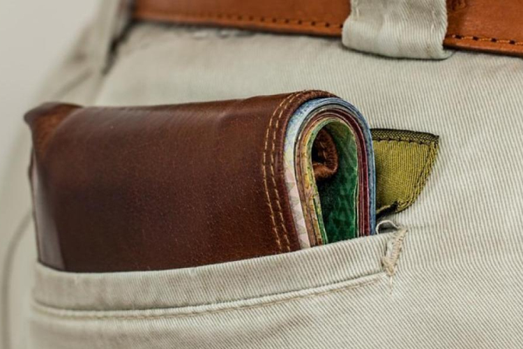 Zsebtolvajt fogtak a Piac téren, egy férfi tárcáját lovasították meg