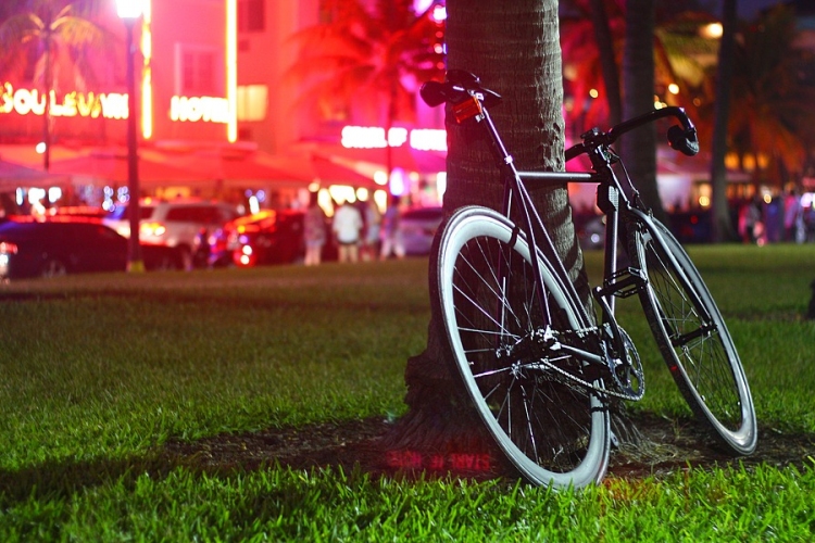 Rendőrök oszlatták fel a randalírozó tömeget Miami Beachben