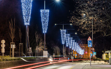 Elkezdi szerelni az adventi díszkivilágítást a Városgondnokság