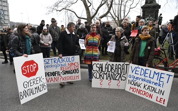 Novák Katalin lemondását és Varga Judit közéletből való távozását követelték demonstráción Budapesten