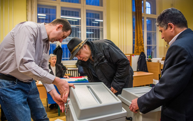 Rendben megnyitottak a fehérvári szavazókörök - 9-ig 9788-an szavaztak a városban