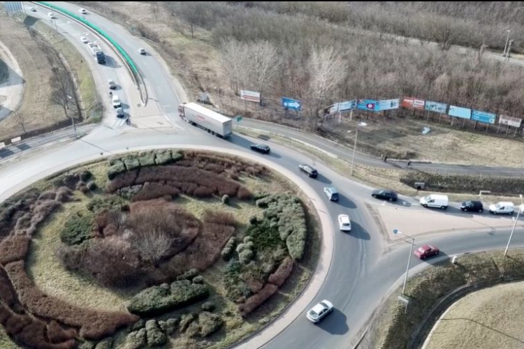 Megkezdődhet az Auchan-körforgalom bővítése, lesz még egy lehajtó az M7-esről Fehérvárnál