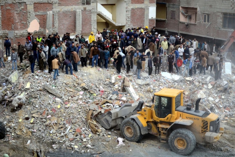 Összeomlott egy lakóház Kairóban, sok halott