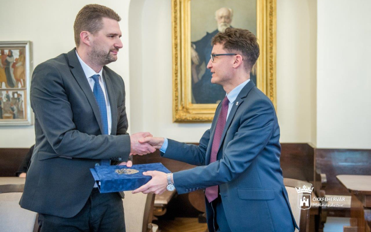 Milliárdos fejlesztések, stabil működés - benyújtották a város 2019-es költségvetését