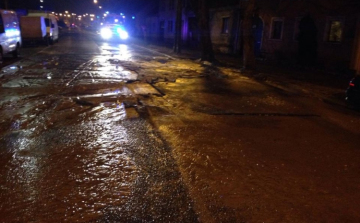 Csőtörés a Rákóczi úton - forgalomkorlátozás és buszterelés a javítás ideje alatt