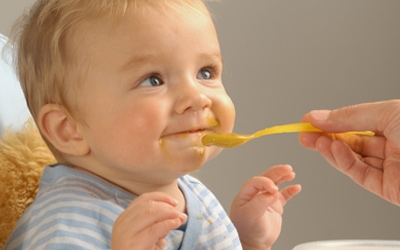 Hat hónapos koráig ne adjon a babának szilárd ételt