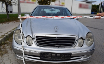 Egy gyalogos látta kárát két autó koccanásának Székesfehérváron