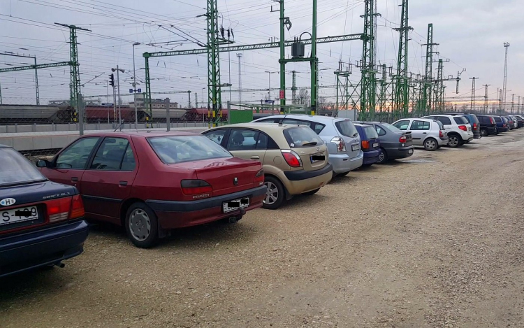 SZERDÁTÓL INGYENESEN HASZNÁLHATÓ A 130 FÉRŐHELYES PARKOLÓ A VASÚTÁLLOMÁS MELLETT