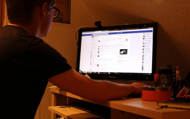 A magyar fiatalok 30 százaléka közösségimédia-függő