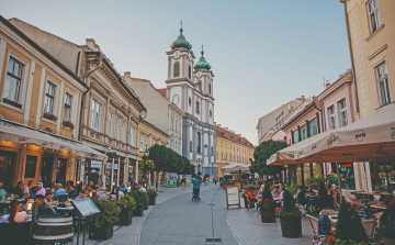 Szombaton éjfélig tarthatnak nyitva a belvárosi teraszok