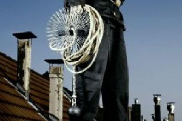 Indul a fűtési szezon - Több mint 50 ezer fővárosi lakásba még nem jutottak be a kéményseprők